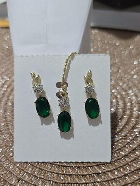 Elegant Green Crystal Drop Pendant & Earring Set in Gold